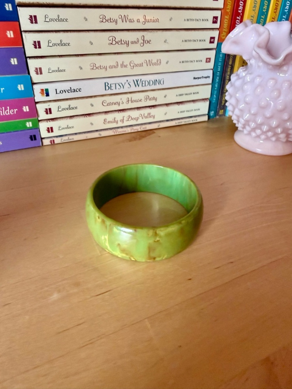 Vintage Bakelite Green w/Yellow Marbling Bangle Bracelet